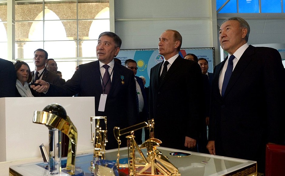 Visit to an exhibition of innovative technologies in hydrocarbon production. On the right is President of Kazakhstan Nursultan Nazarbayev.