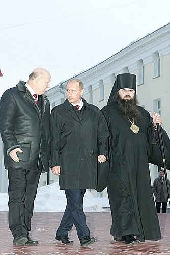 В кремле с губернатором Нижегородской области Валерием Шанцевым и епископом Нижегородским и Арзамасским Георгием.