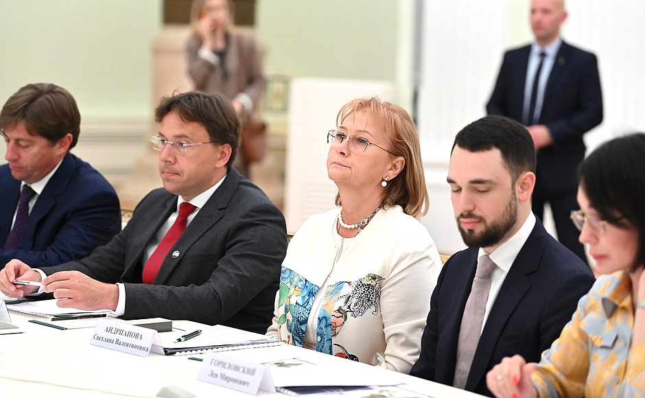 Meeting with heads of Russian processing industry enterprises (from left to right): General Director of Transmashholding Kirill Lipa, General Director of Katyusha Print Maxim Vinogradov, President of the Faradei Company Svetlana Andrianova, President of POLIPLASTIC Group Lev Gorilovsky, and General Director of Diarsi Centre, Board President of the National Council for Perfumery, Cosmetics and Household Chemistry Association of Commodity Producers Svetlana Matelo.