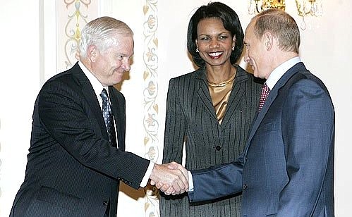 С государственным секретарем США Кондолизой Райс и министром обороны США Робертом Гейтсом.
