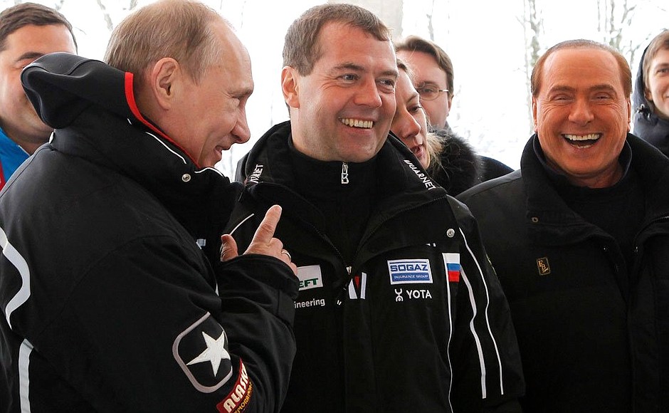 С Председателем Правительства Владимиром Путиным и Сильвио Берлускони во время осмотра санно-бобслейной трассы.