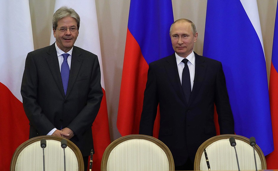 С Председателем Совета министров Италии Паоло Джентилони на церемонии подписания документов о сотрудничестве по итогам российско-итальянских переговоров.