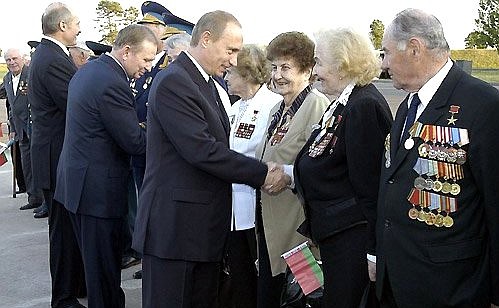 Vladimir Putin, Alexander Lukashenko and Leonid Kuchma welcoming veterans of the Great Patriotic War.