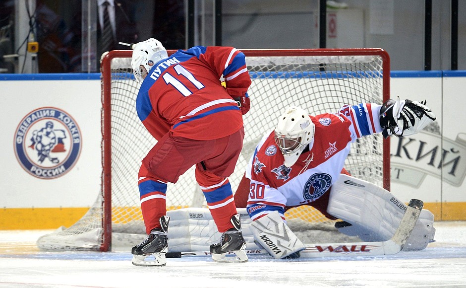 Матч нового пятого сезона Ночной хоккейной лиги между хоккеистами-ветеранами команды «Звёзды НХЛ» и сборной НХЛ.