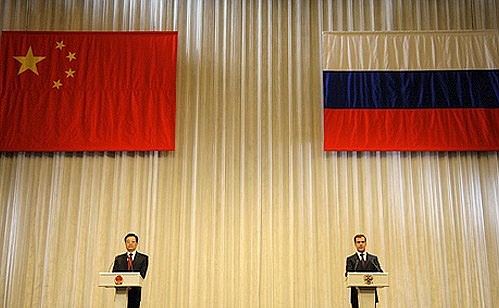 Перед гала-концертом, посвящённом 60-летию установления дипломатических отношений между Россией и КНР.