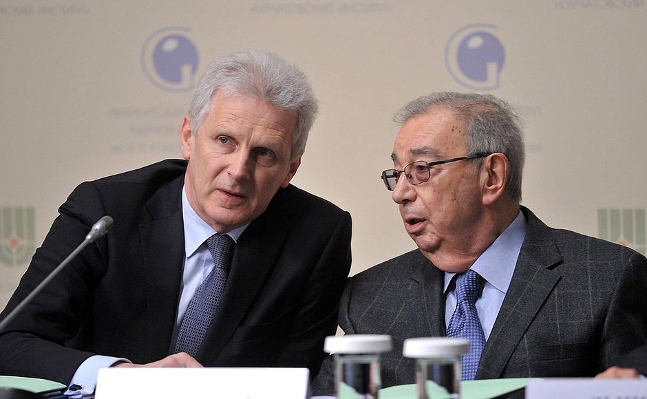 Presidential Aide Andrei Fursenko (left) and Vice President of the Russian Academy of Sciences Yevgeny Primakov at the meeting of the Council for Science and Education.
