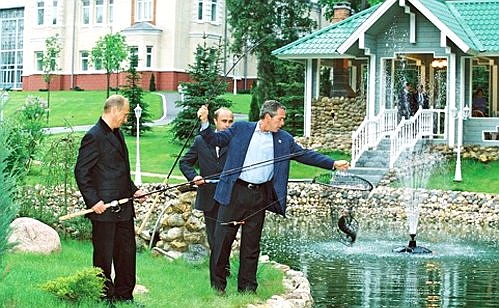 С Президентом США Джорджем Бушем во время рыбалки.