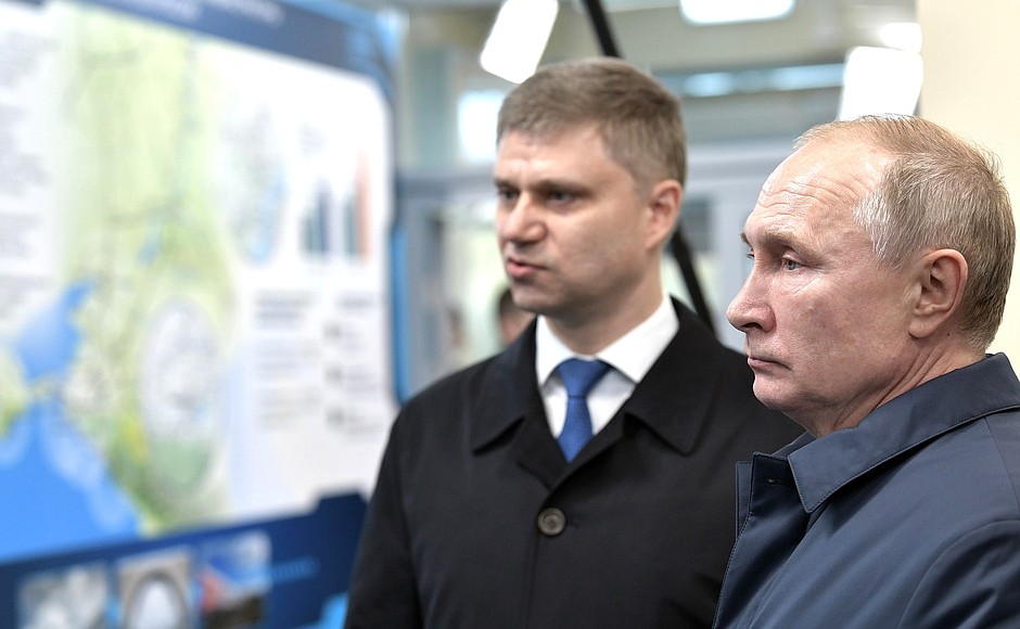 Президент ознакомился с информацией о развитии транспортной инфраструктуры Юга России, в частности Крымской железной дороги.