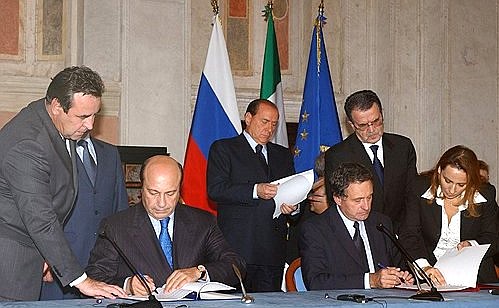 Signing joint documents to summarise the Russia-European Union summit.