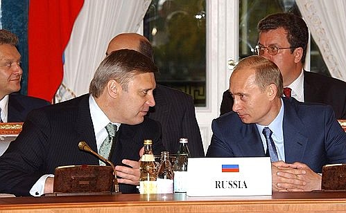 President Putin and Russian Prime Minister Mikhail Kasyanov at a plenary meeting of the Russia — EU Summit.