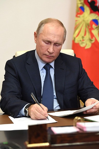 Vladimir Putin attended, via videoconference, the opening ceremony for a new large-scale pharmaceutical substances facility at the BratskChemSyntez factory of the Pharmasyntez Group of Companies.