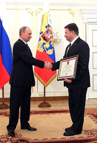 Presenting state decorations. Igor Gorozhanov, president of Sakhalin regional youth and patriotic public foundation Pioneer, receives an honorary certificate from the President.