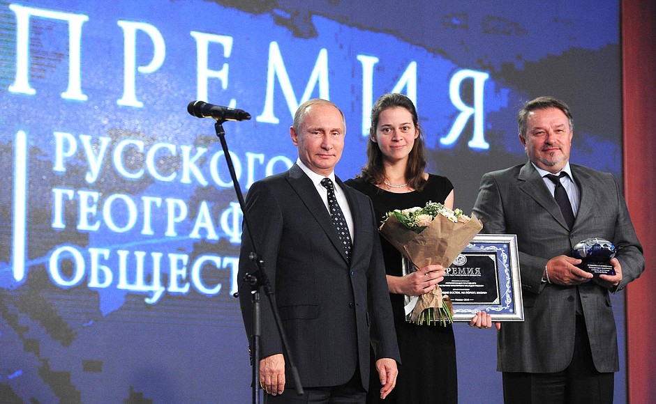 With the makers of documentary film Vostok Station. On the Threshold of Life Olga Stefanova and Alexander Zhukov, winners of the Russian Geographical Society’s award in the category Popularising Russia’s Historical, Cultural and Natural Heritage.