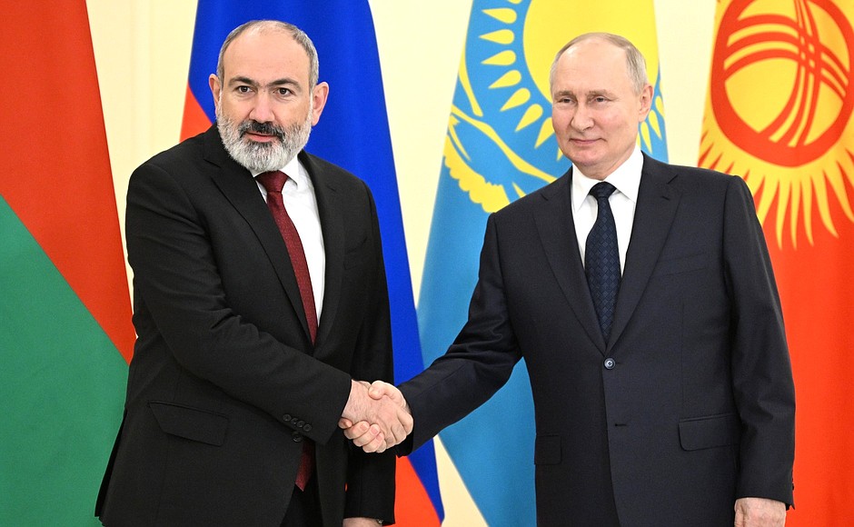 With Prime Minister of Armenia Nikol Pashinyan before the meeting of the Supreme Eurasian Economic Council in restricted format.