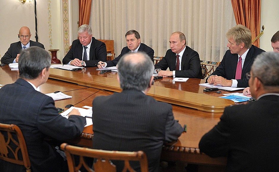 Meeting with APEC member economies’ trade union leaders. From left to right: James Howard, Director of the International Confederation of Free Trade Unions’ Economic and Social Policy Department, Chairman of the Independent Trade Unions Federation Mikhail Shmakov, Presidential Aide Yury Ushakov, Vladimir Putin, and Deputy Chief of Staff of the Presidential Executive Office and Presidential Press Secretary Dmitry Peskov.