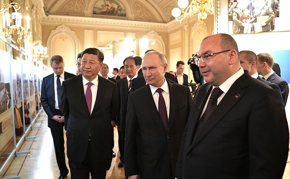 Before the gala marking the 70th anniversary of diplomatic relations between Russia and China, Vladimir Putin and Xi Jinping visited a joint photo exhibition of TASS and Xinhua news agencies. Right: TASS Director General Sergei Mikhailov.