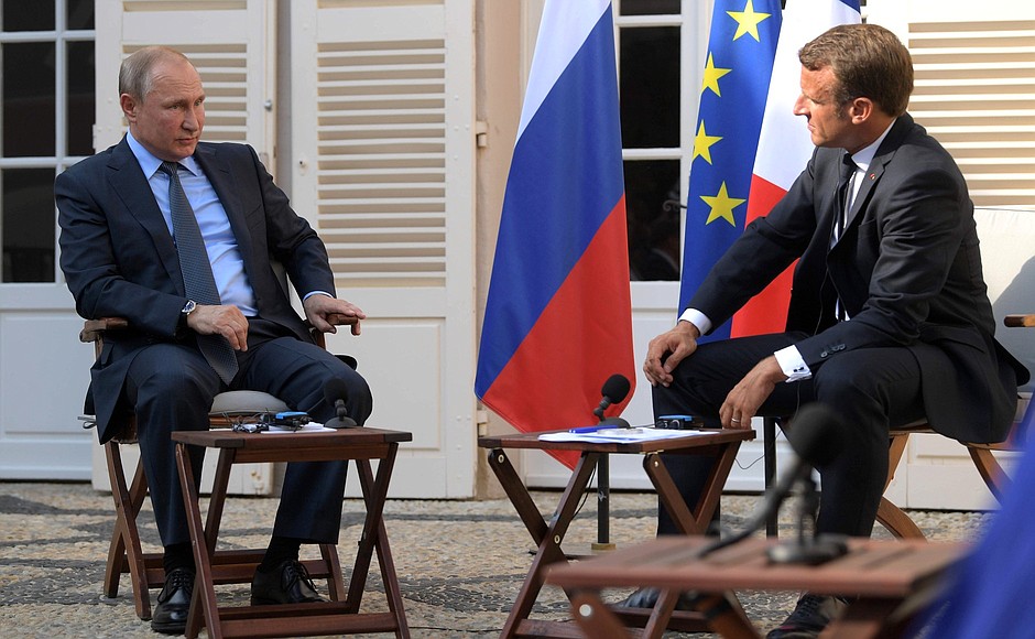 Владимир Путин и Президент Франции Эммануэль Макрон перед началом переговоров сделали заявления для прессы и ответили на вопросы журналистов.
