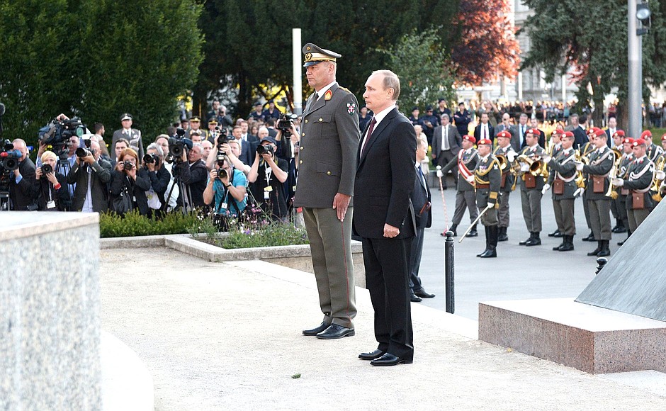 Церемония возложения венка к памятнику воинам Советской Армии, погибшим при освобождении Австрии от фашизма.
