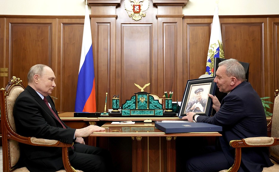 С генеральным директором госкорпорации «Роскосмос» Юрием Борисовым.
