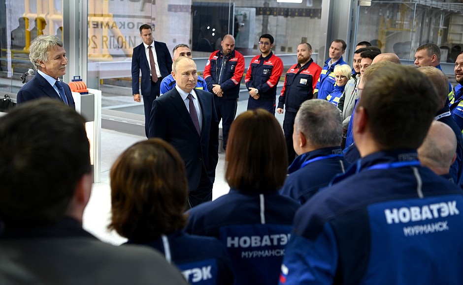 Владимир Путин кратко пообщался с рабочими перед началом церемонии отправки первой технологической линии сжижения природного газа на основаниях гравитационного типа в рамках проекта «Арктик СПГ-2».