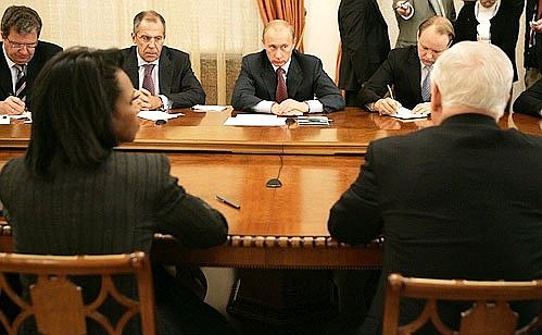 С участниками российско-американских консультаций по вопросам стратегической стабильности.