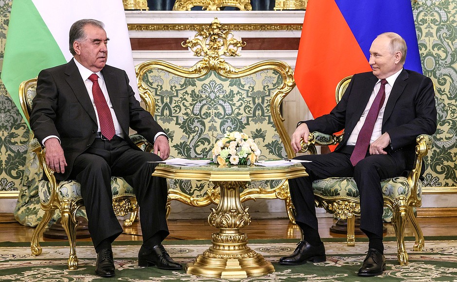 С Президентом Республики Таджикистан Эмомали Рахмоном в ходе российско-таджикистанских переговоров в узком составе.