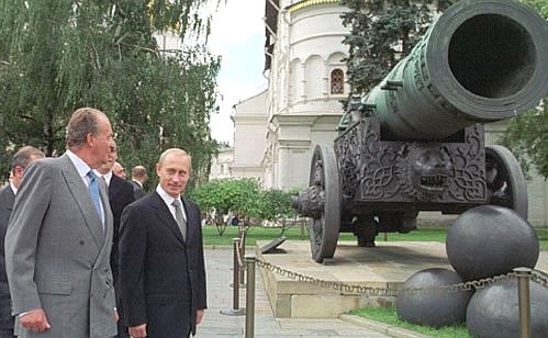С Королем Испании Хуаном Карлосом I во время прогулки по территории Кремля.