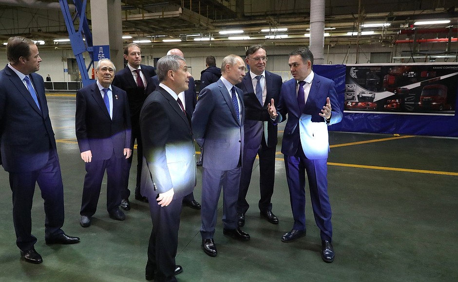Владимир Путин ознакомился с новейшими разработками автоконцерна «КамАЗ», в том числе с прототипом грузового автомобиля КамАЗ-2020.