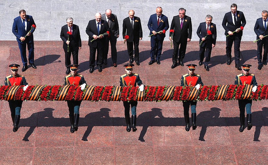 Following the parade, Vladimir Putin and heads of foreign states laid flowers at the Tomb of the Unknown Soldier in Alexander Garden to commemorate those killed in the Great Patriotic War.