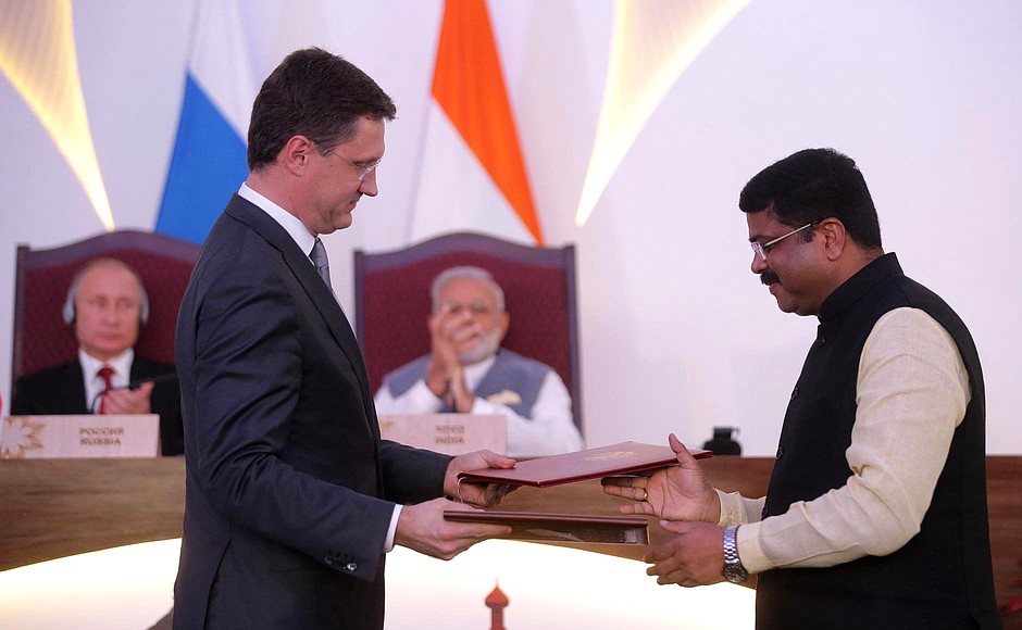 Signing of Russia-Indian documents.