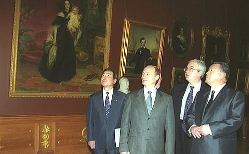 ST PETERSBURG. Vladimir Putin and Japanese Prime Minister Yoshiro Mori looking at the Russian Museum\'s exhibits.