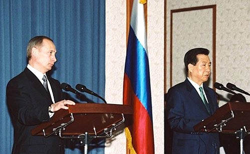 President Putin at a news conference with South Korean President Kim Dae-jung.