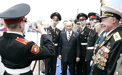 С участниками военного парада в честь 62-й годовщины Победы в Великой Отечественной войне.