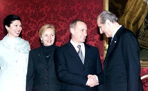 Владимир и Людмила Путины во время встречи с Президентом Австрии Томасом Клестилем и его супругой Маргот Клестиль-Леффлер перед началом официального обеда.