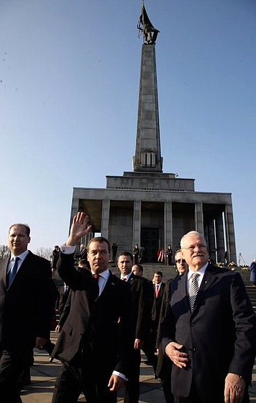 После церемонии возложения венков к Мемориалу советским воинам-освободителям на горе Славин.