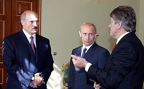 Meeting of the heads of member countries of the Common Economic Space. With President of Belarus Aleksandr Lukashenko (left) and Ukrainian President Viktor Yushchenko (right).