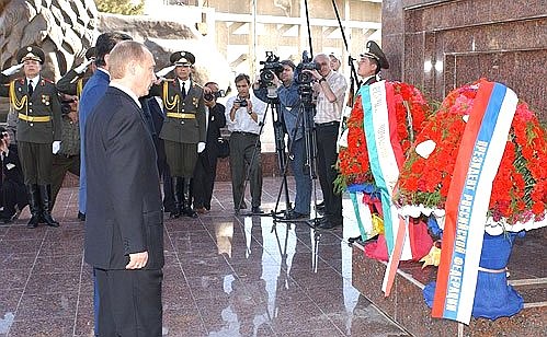 Возложение цветов к подножью памятника основателю первого таджикского государства Х века Исмоилу Сомони.