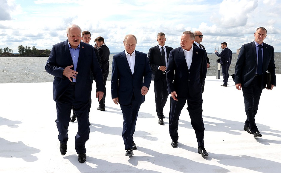 Владимир Путин и Александр Лукашенко прибыли в Кронштадт. С губернатором Санкт-Петербурга Александром Бегловым (справа).