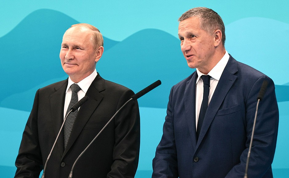 During a presentation on Russian Far Eastern development achievements. With Vice Prime Minister and Presidential Plenipotentiary Envoy to the Far Eastern Federal District Yury Trutnev.
