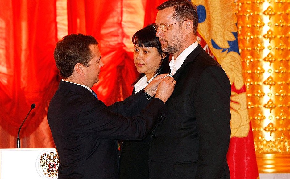 Dmitry Medvedev presents the Order of Parental Glory to Iraya Gilmutdinova and Konstantin Goloshchapov, who are raising 6 children.