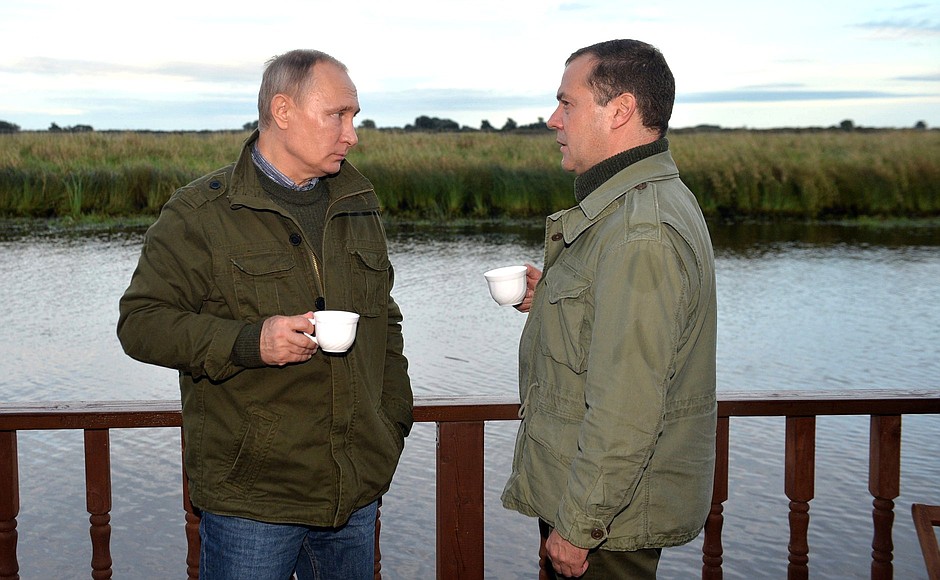 С Председателем Правительства Дмитрием Медведевым на острове Липно в Новгородской области.