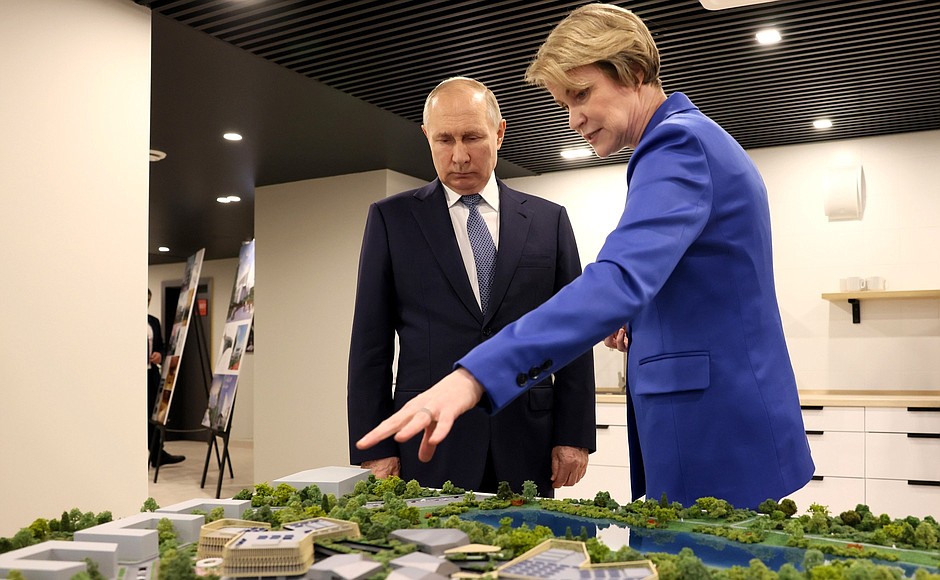 Vladimir Putin visited a residential complex for students at the Sirius Presidential Lyceum. With Head of the Talent and Success educational foundation Yelena Shmeleva.
