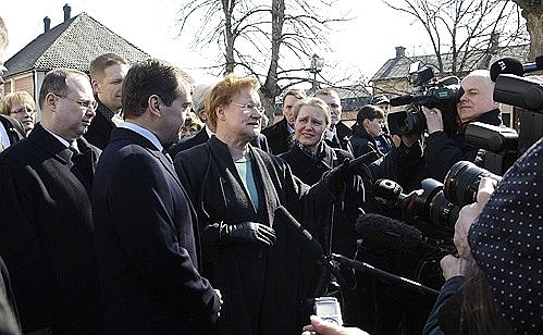 Дмитрий Медведев и Президент Финляндии Тарья Халонен ответили на вопросы журналистов.