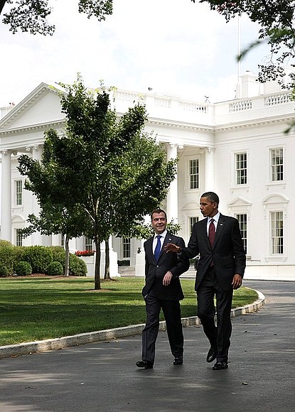 С Президентом США Бараком Обамой перед началом встречи с представителями российских и американских деловых кругов.