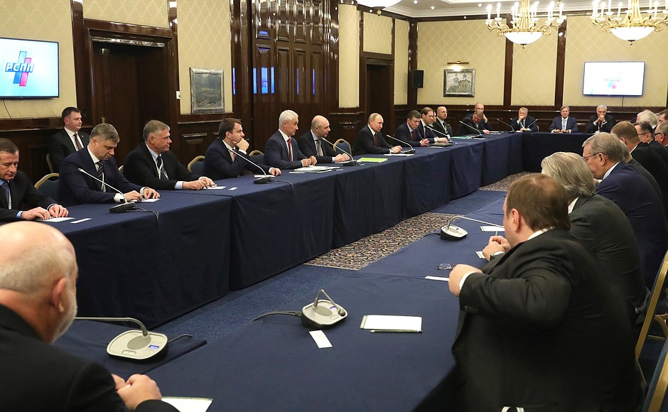 After the plenary session, the President met with members of the Russian Union of Industrialists and Entrepreneurs’ Bureau.