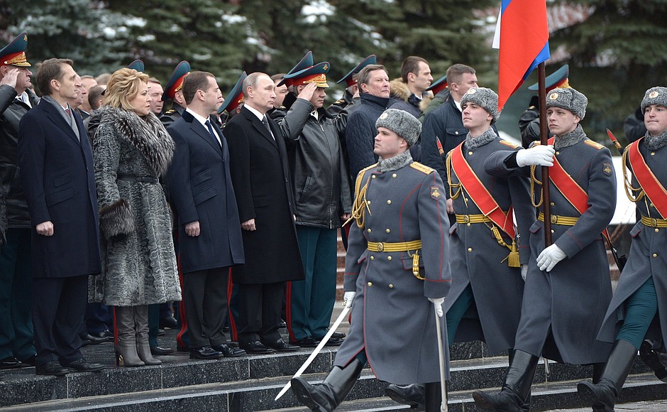 Церемония возложения венка к Могиле Неизвестного Солдата завершилась маршем военнослужащих Президентского полка.