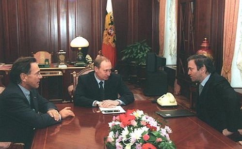 С руководителем Мариинского театра Валерием Гергиевым (справа) и режиссером Андреем Кончаловским.