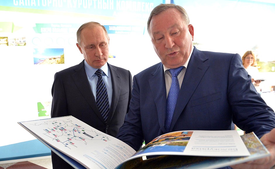 Before the State Council Presidium meeting, Vladimir Putin inspected development plans for a new resort, Belokurikha-2. With Altai Territory Governor Alexander Karlin.