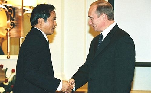 President Putin presenting employees of Vietsovpetro, a Russian-Vietnamese joint venture, with Russian awards. Tran Cahn, the Petrovietnam state-owned company\'s Deputy CEO, was awarded the Order of Friendship.
