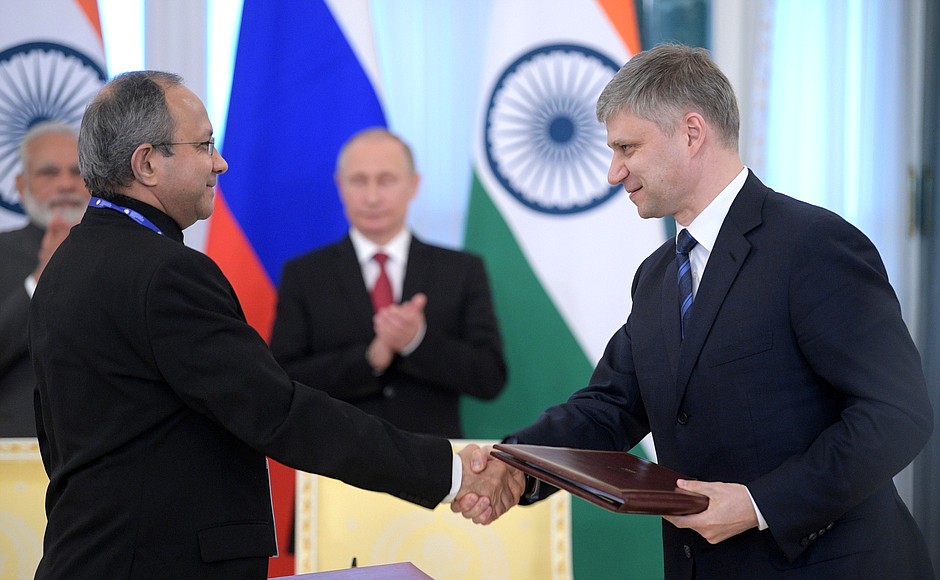 По итогам российско-индийских переговоров в присутствии Владимира Путина и Премьер-министра Индии Нарендры Моди подписан пакет документов о сотрудничестве.
